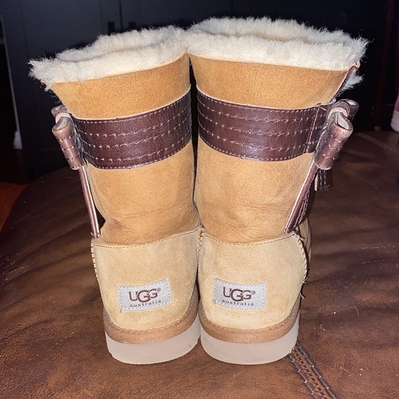 UGGS - Picture 3 of 3